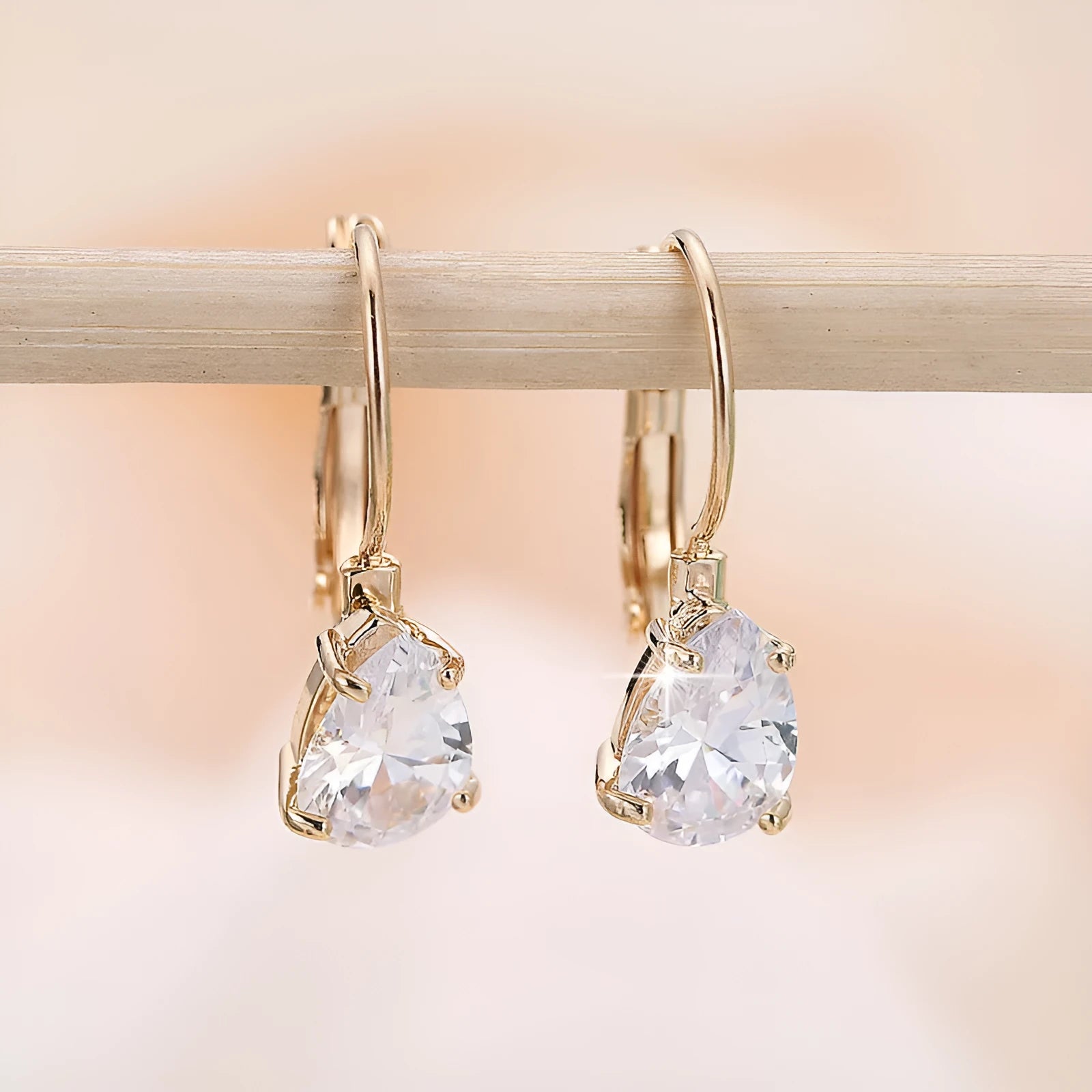 Pair of drop-shaped fashion earrings with gem inlay in gold or platinum plating