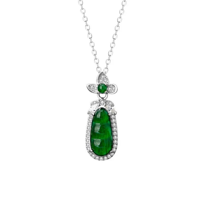 Sauteed green beans 925 silver necklace with flower pendant and adjustable cross chain on woman
