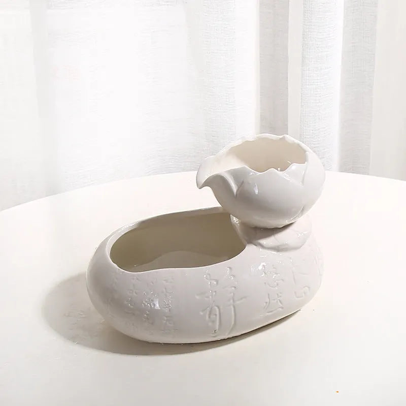 Resin cat water feeder in black with dimensions 19x10.5x20 cm for indoor cats
