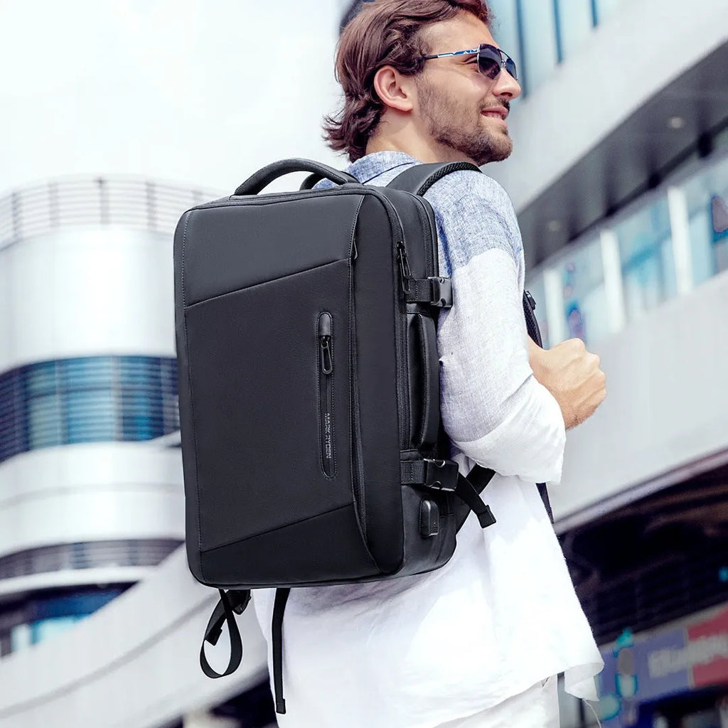 Large 36-55L men's backpack with zip opening and internal pockets, in black