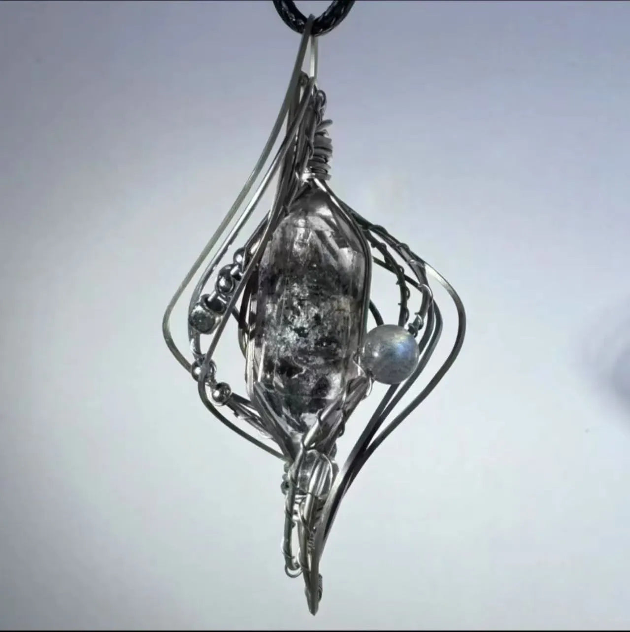 Adjustable hollow-out alloy pendant necklace with Mori style or Heart of Thorns design on cross chain