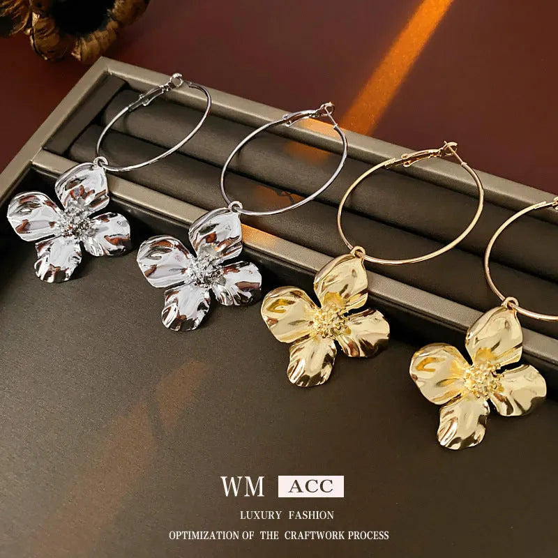 Gold and silver electroplated metal flower earrings with geometric shapes and vintage cold style design