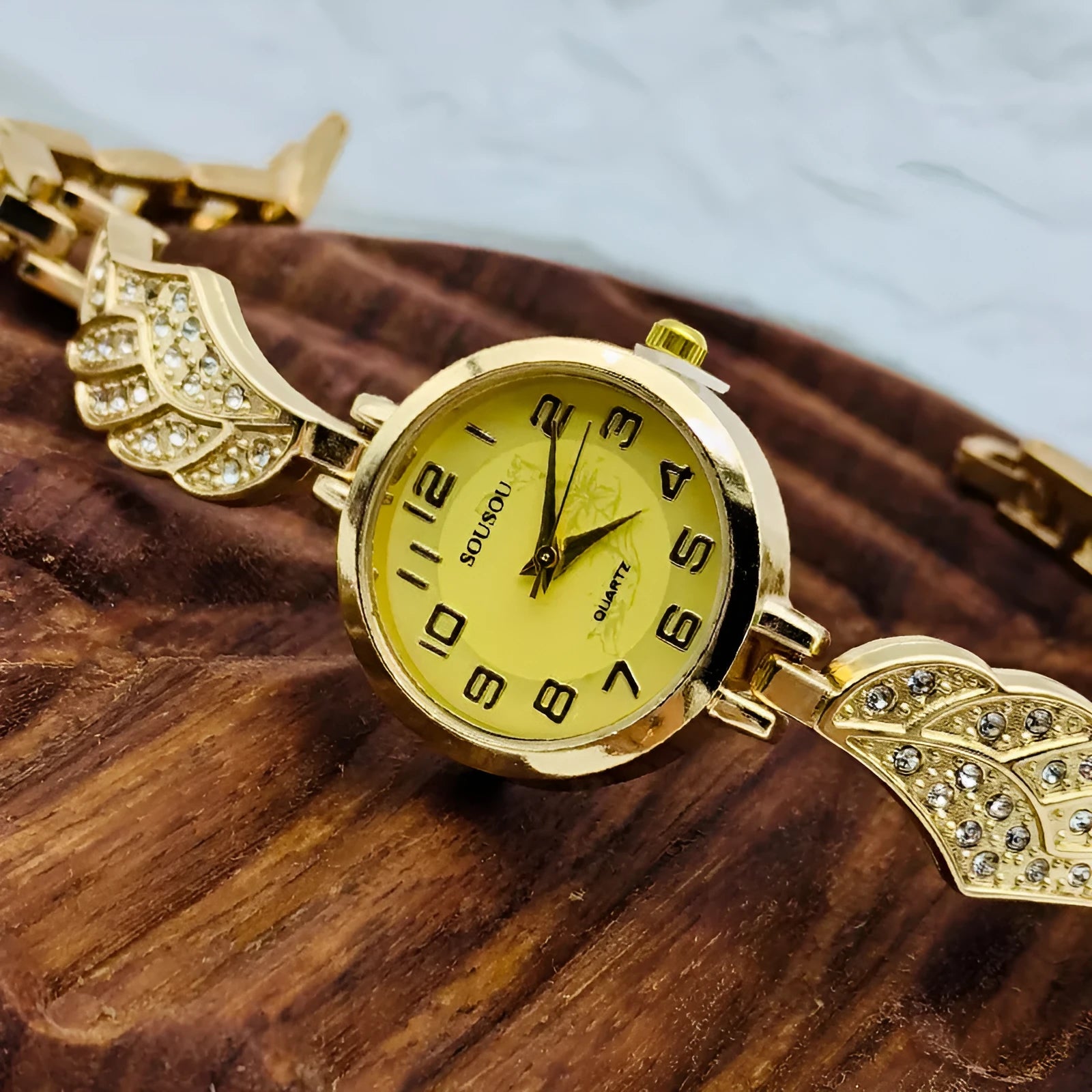 Stainless steel women's wristwatch with round dial on a metal bracelet with Vachette clasp.