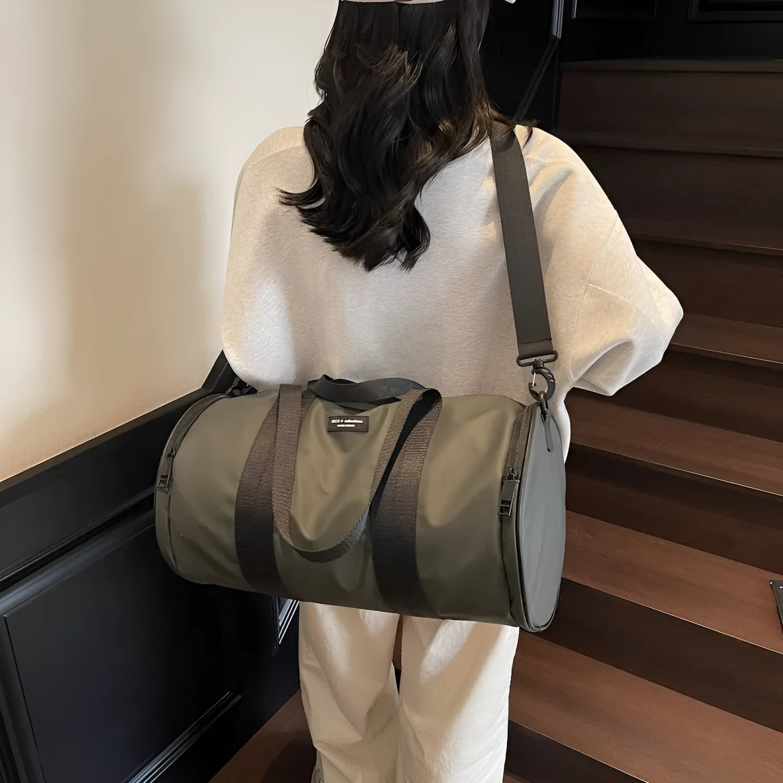 Waterproof Oxford cloth sports handbag in black, dark gold or dark grey for leisure travel