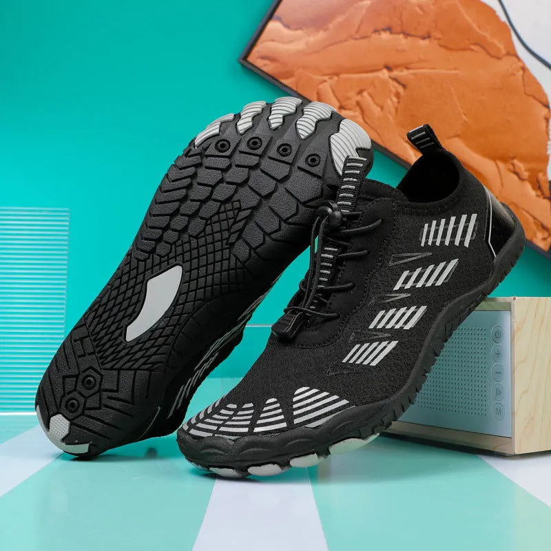 Low-top mesh climbing and fitness shoes with non-slip rubber sole in black and gray colour option