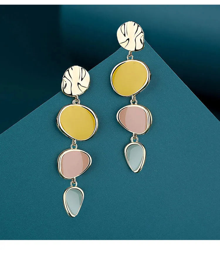 A pair of simple alloy disc earrings with a Morandi three-colour oil-drip finish on a vintage wafer design.
