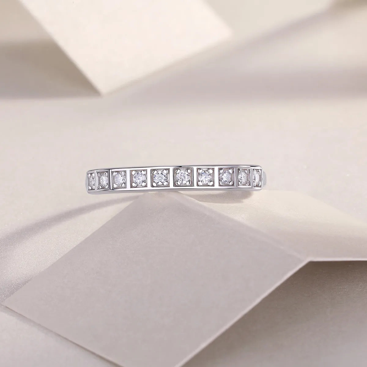 Moissanite wedding ring set in S925 silver with platinum plating, sizes 5-9, 2.2g per ring, GRA certificate included.