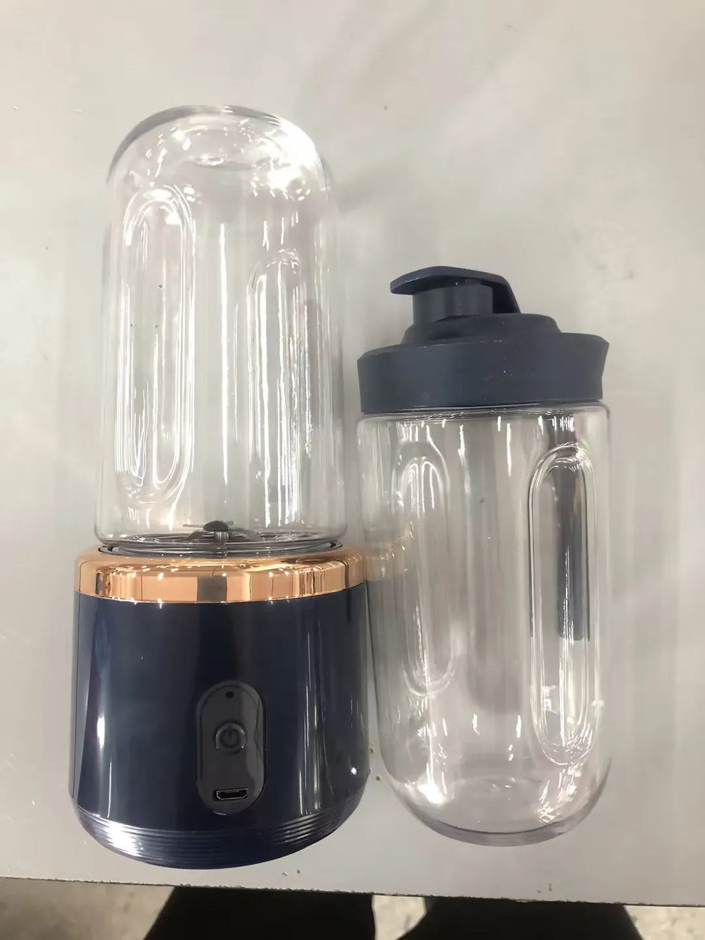 Tunisian dark blue portable USB juicer blender with six blades and 400ml cup.