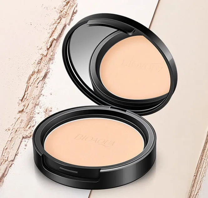 It Cosmetics Bye Bye Pores Pressed Powder compact in Natural shade, 82 g net weight, Black packaging option
