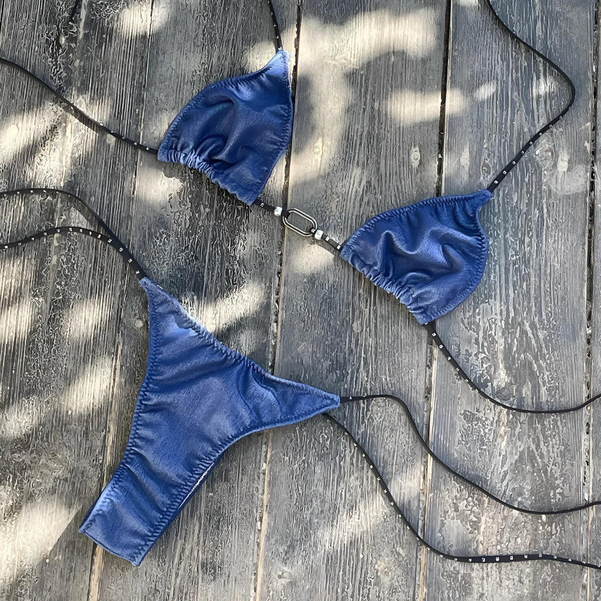 Low waist lace-up three-point mini bikini set in solid colour polyester, sizes S M L, backless briefs style