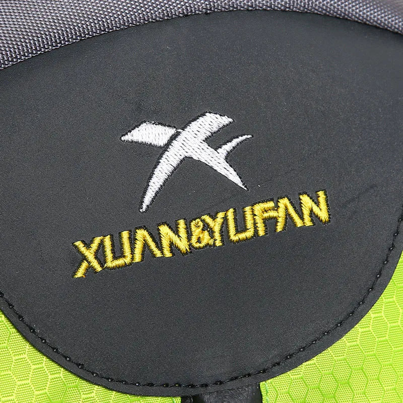 Outdoor climbing bag in nylon with dimensions 31x18x52cm and internal computer compartment