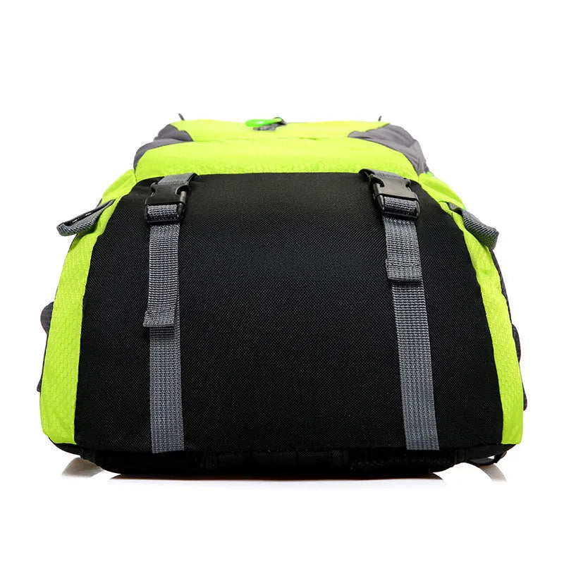 Outdoor climbing bag in nylon with dimensions 31x18x52cm and internal computer compartment