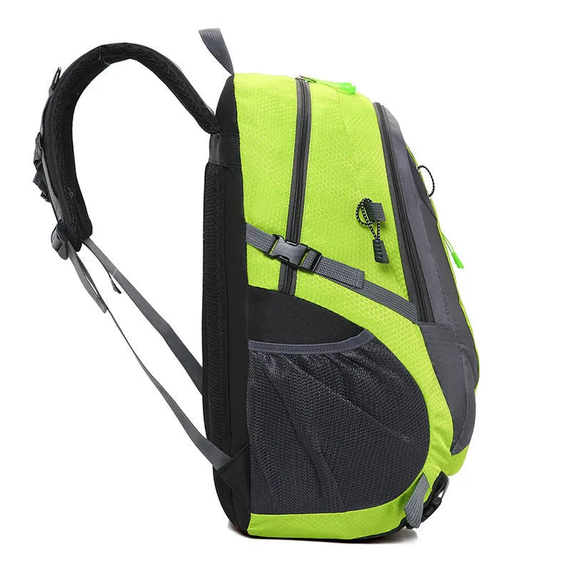 Outdoor climbing bag in nylon with dimensions 31x18x52cm and internal computer compartment