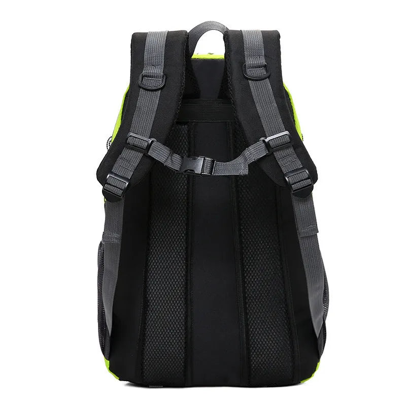 Outdoor climbing bag in nylon with dimensions 31x18x52cm and internal computer compartment
