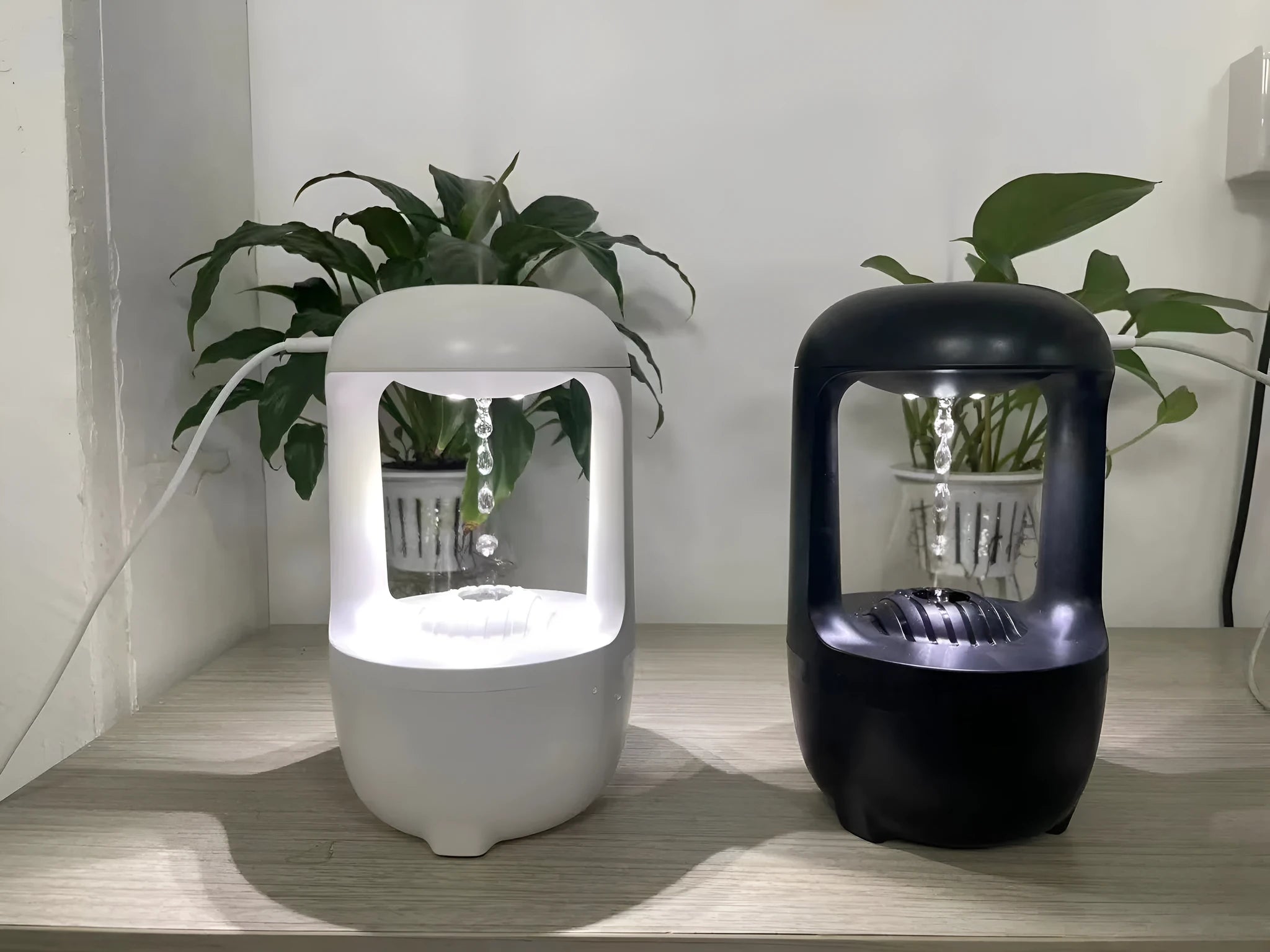 Anti-gravity humidifier with water drop backflow circulation and 500ml capacity for bedroom or office use
