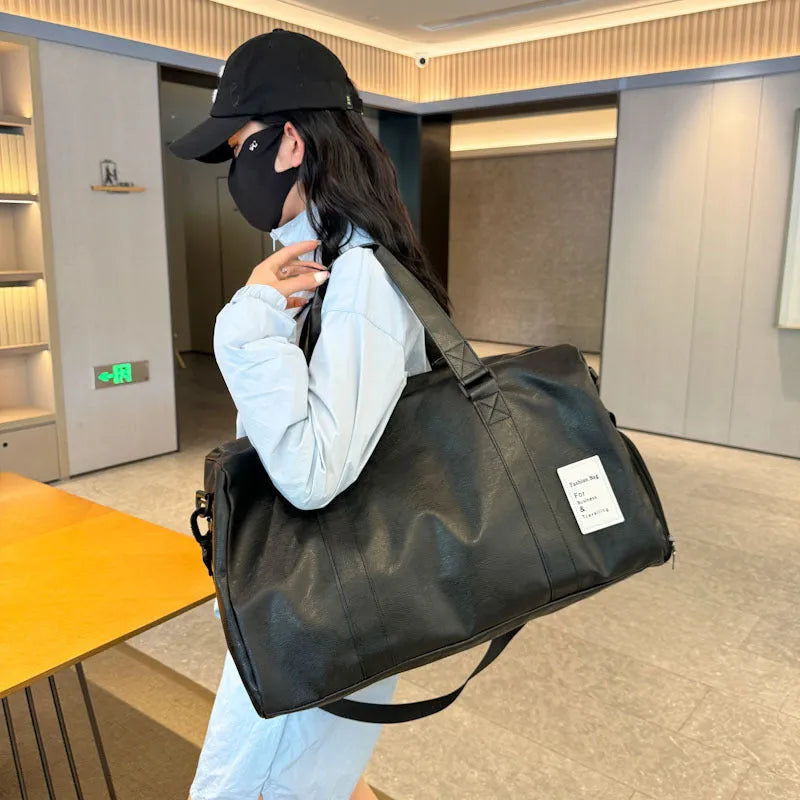 Dry wet separation fitness shoulder messenger bag in large or small size with 20-35L capacity.
