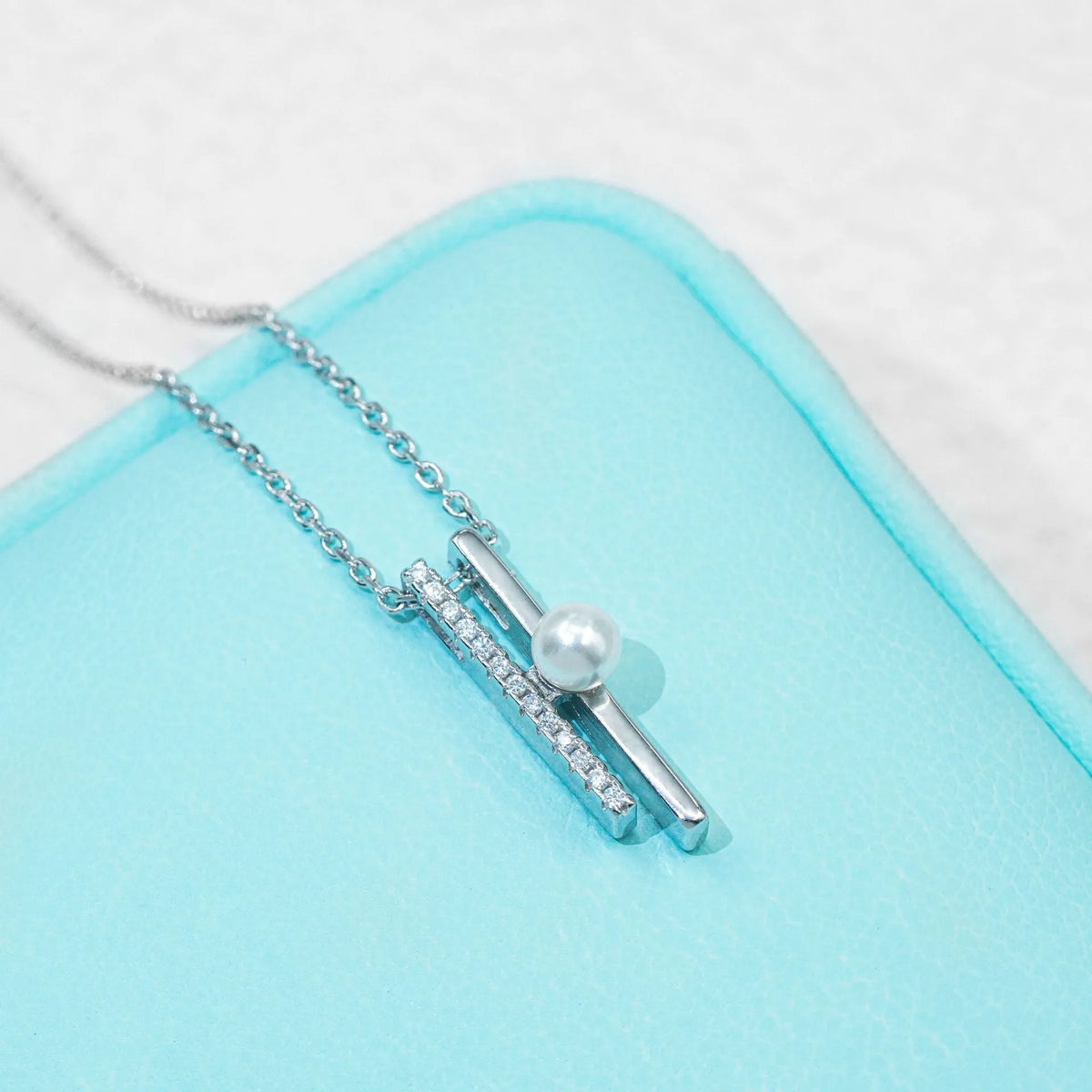 Silver pendant necklace for women with vertical pattern beads in white gold colour