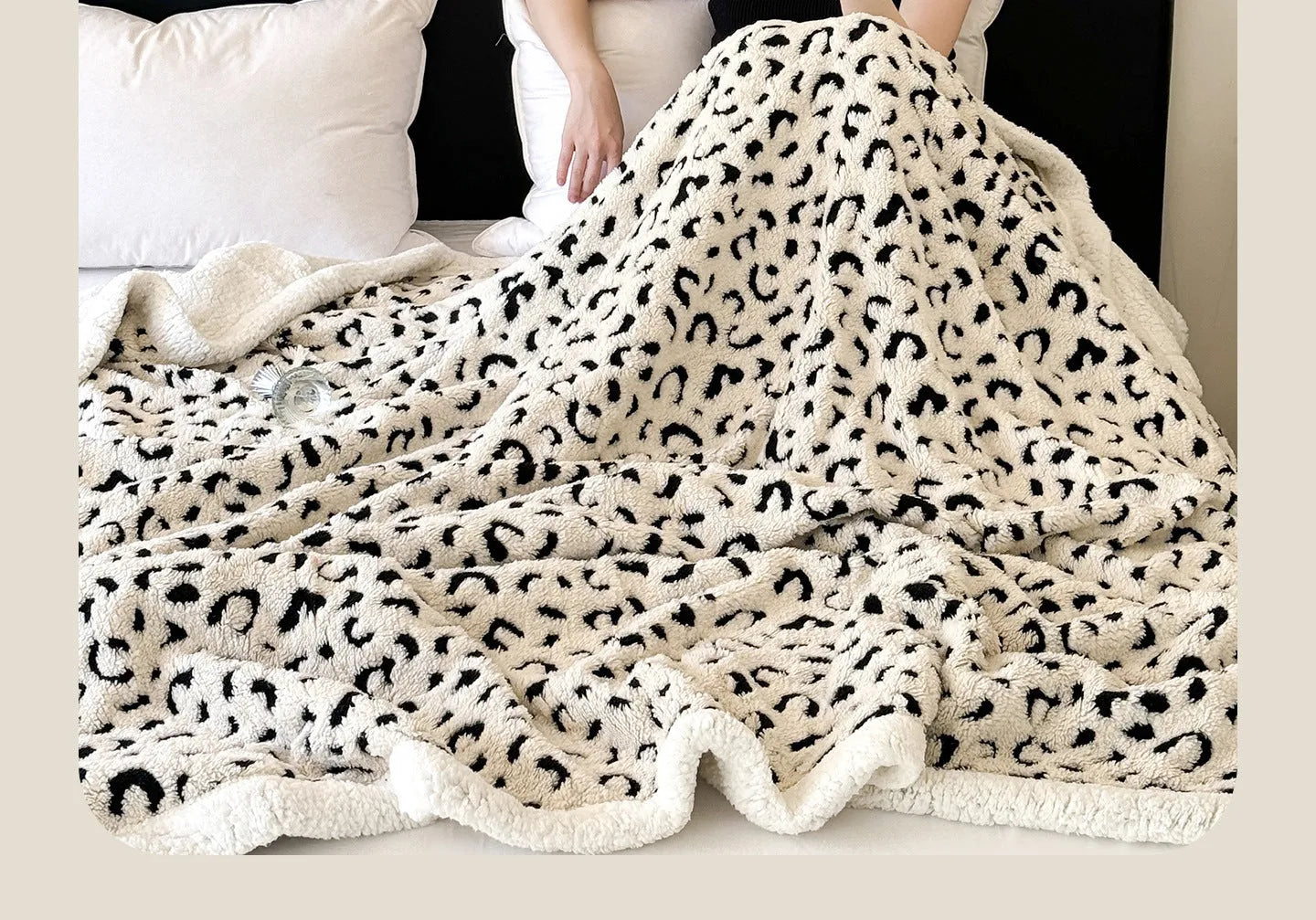 Double-layer cationic leopard jacquard taffeta blanket showing animal print pattern design
