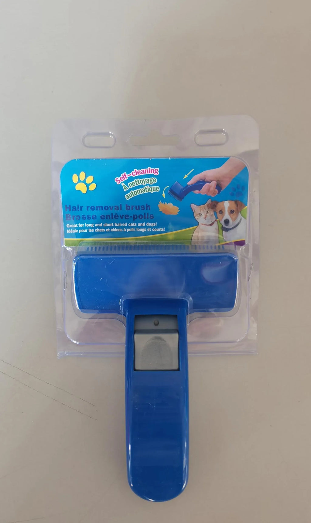 Self-cleaning pet brush comb for dogs and cats measuring 16 x 10cm with comfortable handle