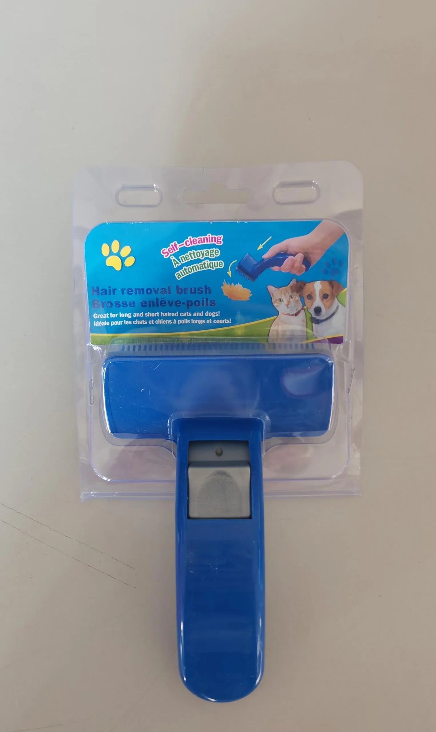 Self-cleaning pet brush comb for dogs and cats measuring 16 x 10cm with comfortable handle