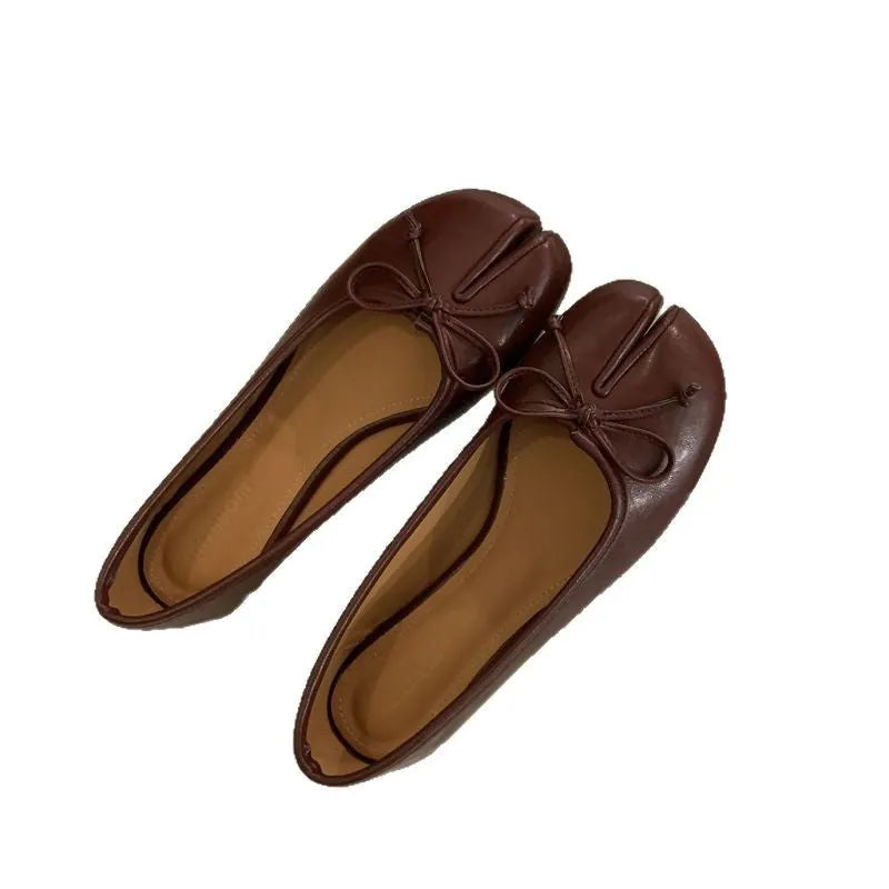 Women's black split-toe flat pump shoes with round toe and rubber sole