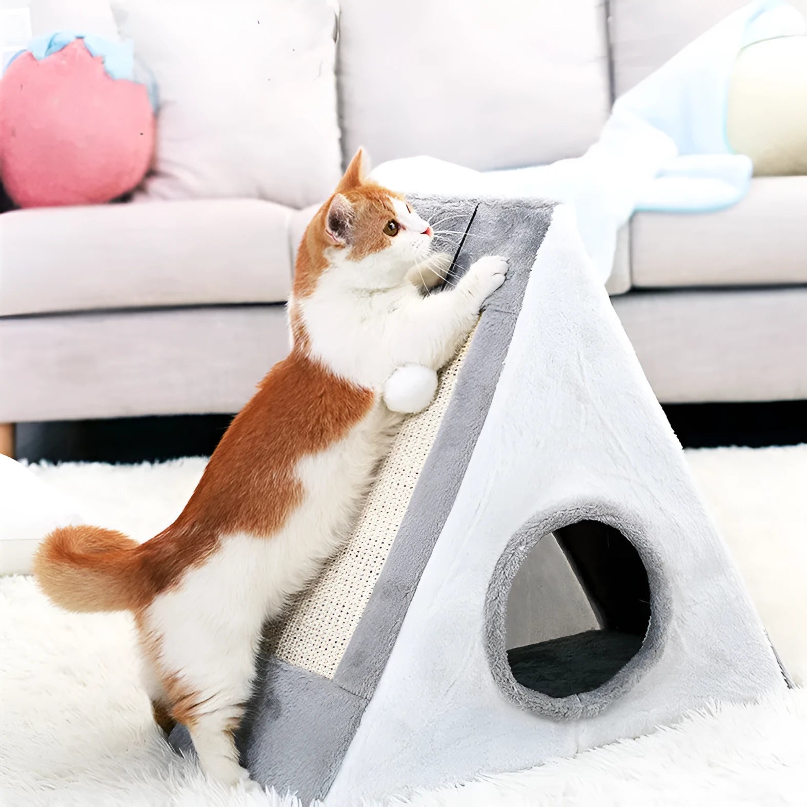 Triangle-shaped cat bed with integrated sisal scratching surfaces in grey and white colour option