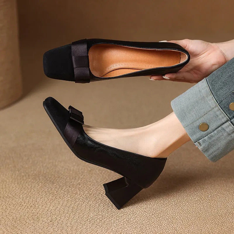 Retro square head chunky heel pumps for women in black with low-cut design and bow detail