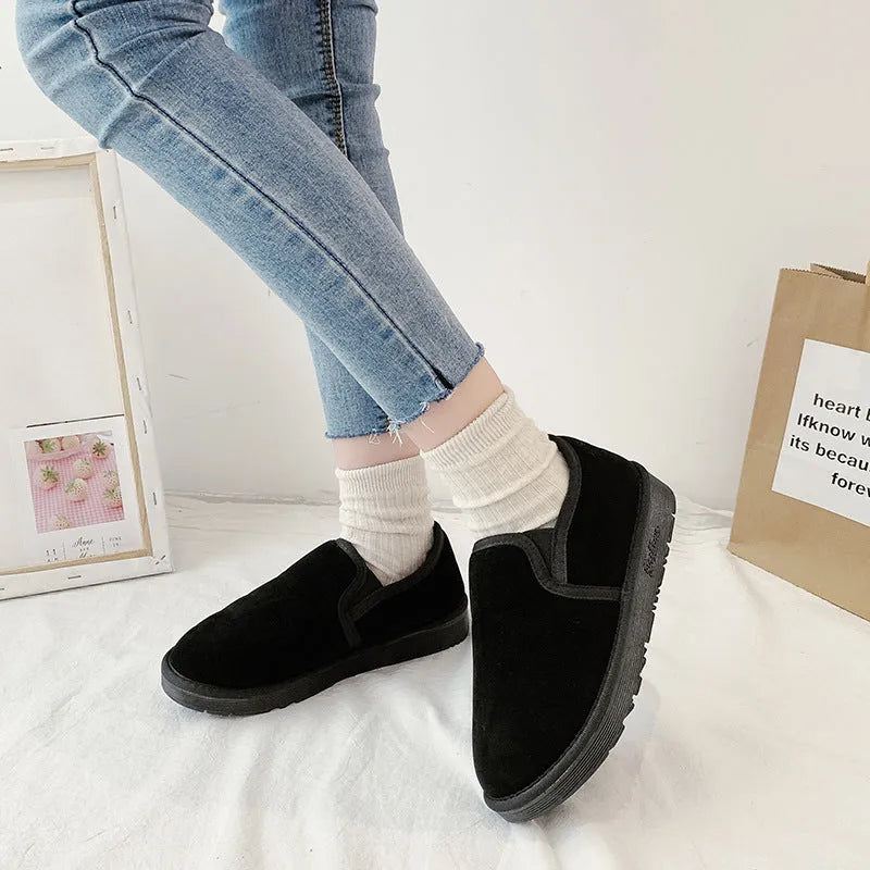 Flat heel snow boots with fleece lining in multiple colours on a white background.