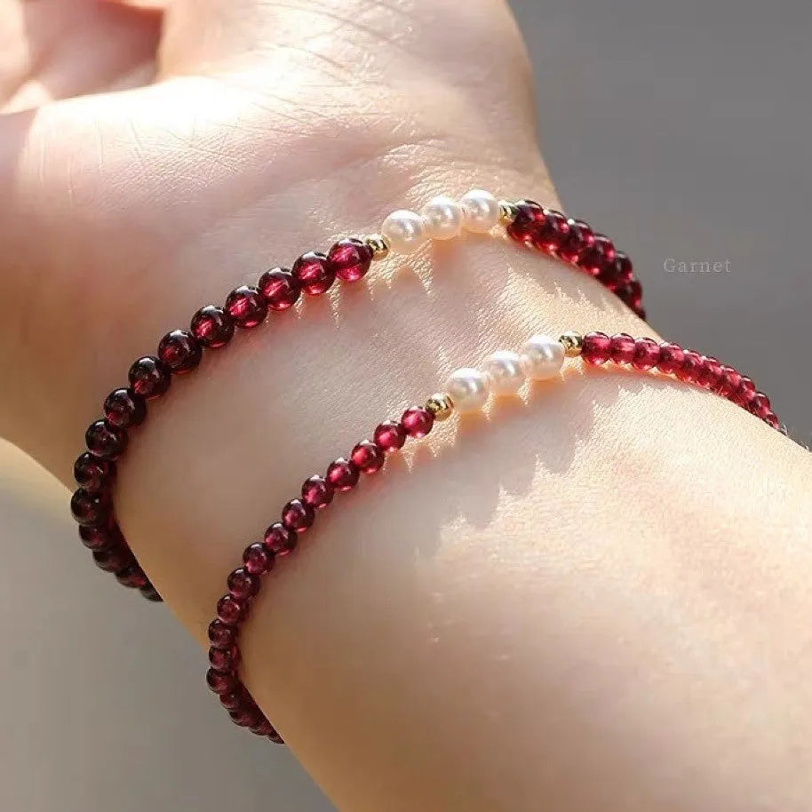 Women's elastic bracelet with 3mm Chinese garnet and artificial pearl crystal beads.