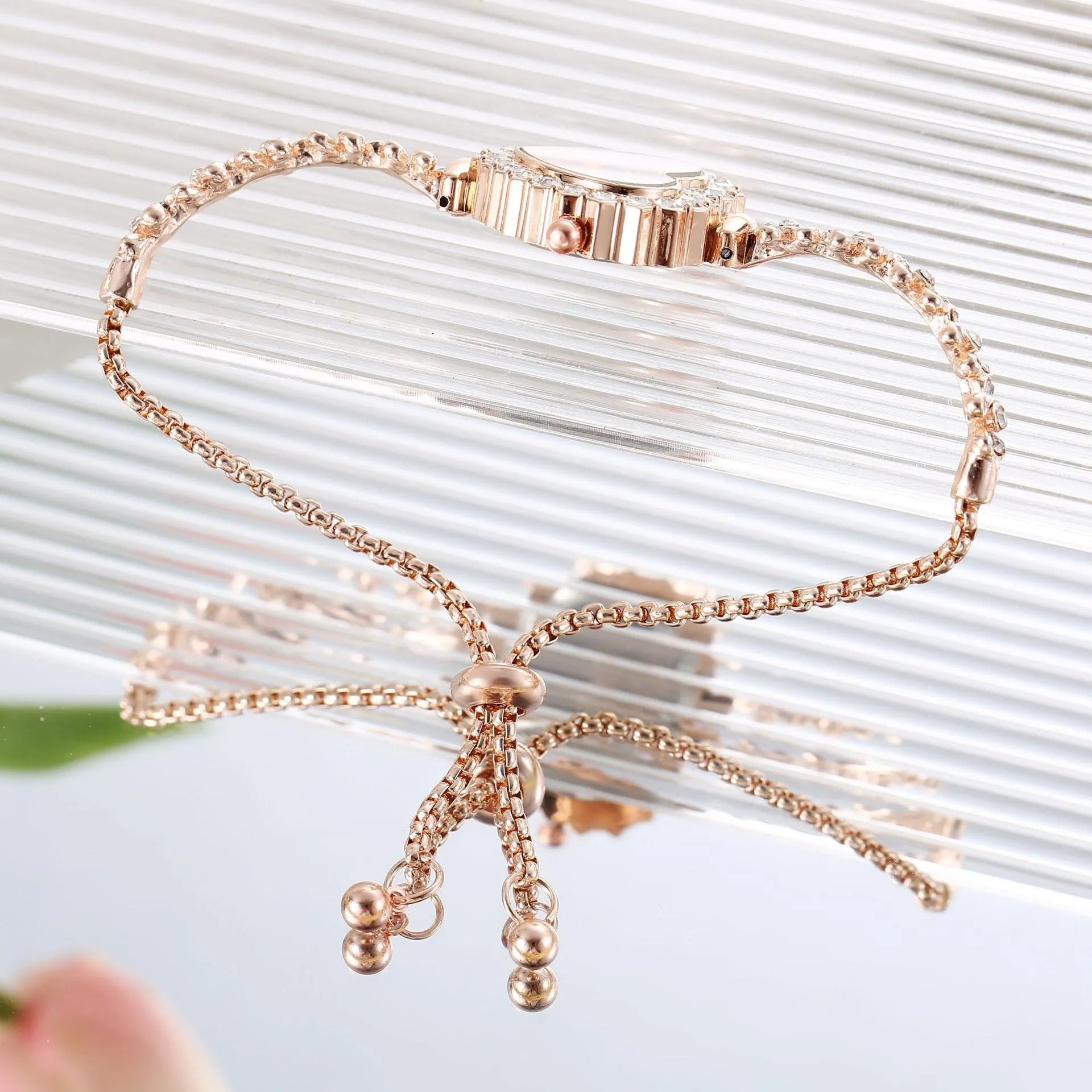 Flower chain diamond-embedded women's fashion watch with 8mm slim case, alloy band, mineral glass face