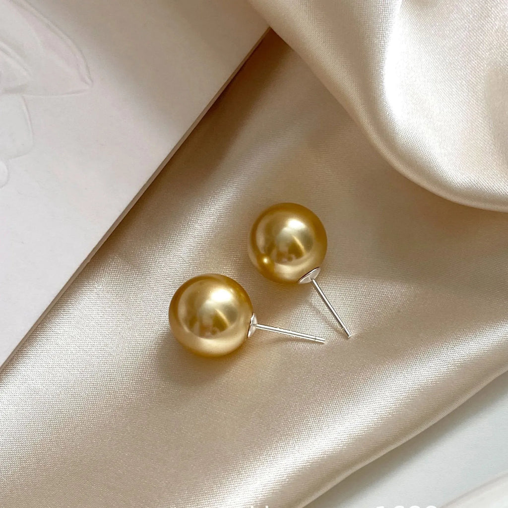 Pearl stud earrings with geometric star design in silver, showing size options from 8mm to 14mm diameters