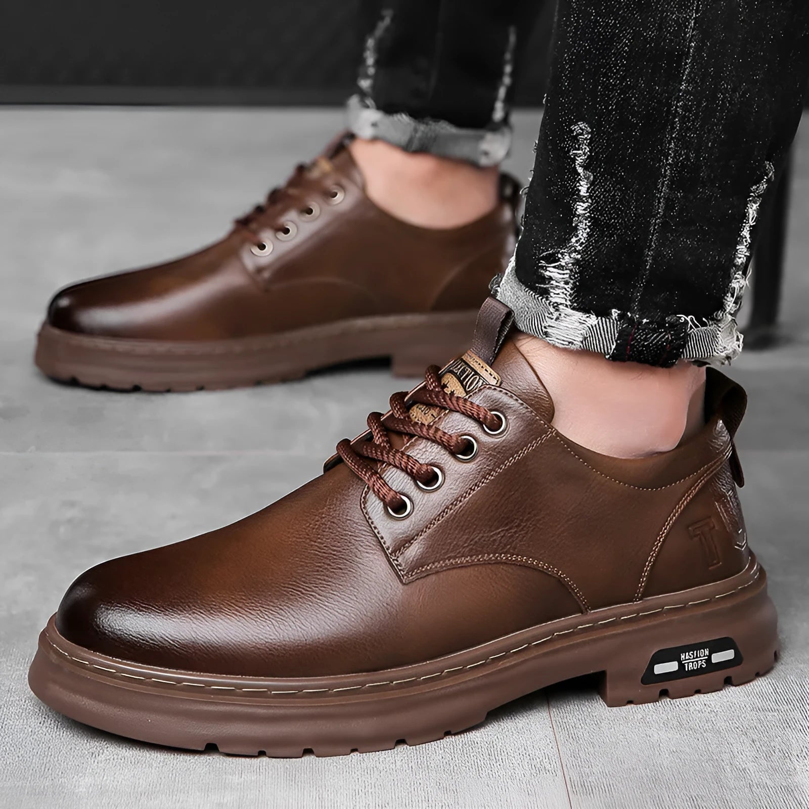 Men's retro brown casual shoes with round toe and visible stitching on artificial PU upper