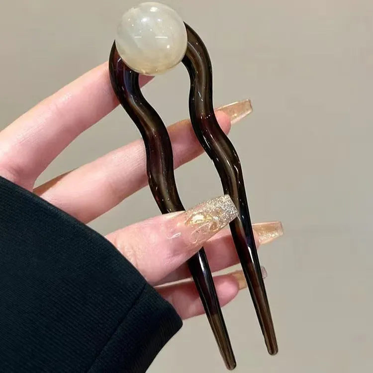 Simple retro-style U-shaped hair barrette made of acrylic in a beige colour.