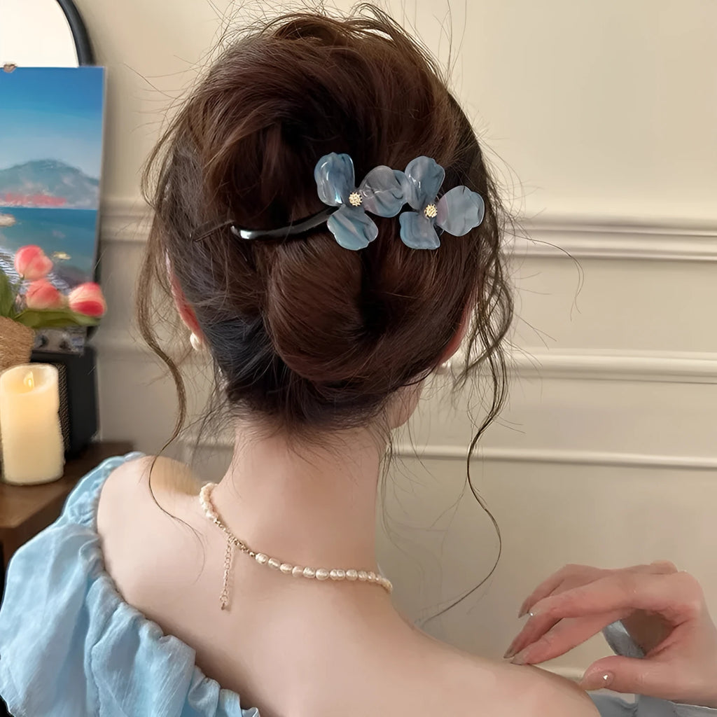 Retro flower bobby pin with acrylic petals in blue, beige, light blue, or pink colour options