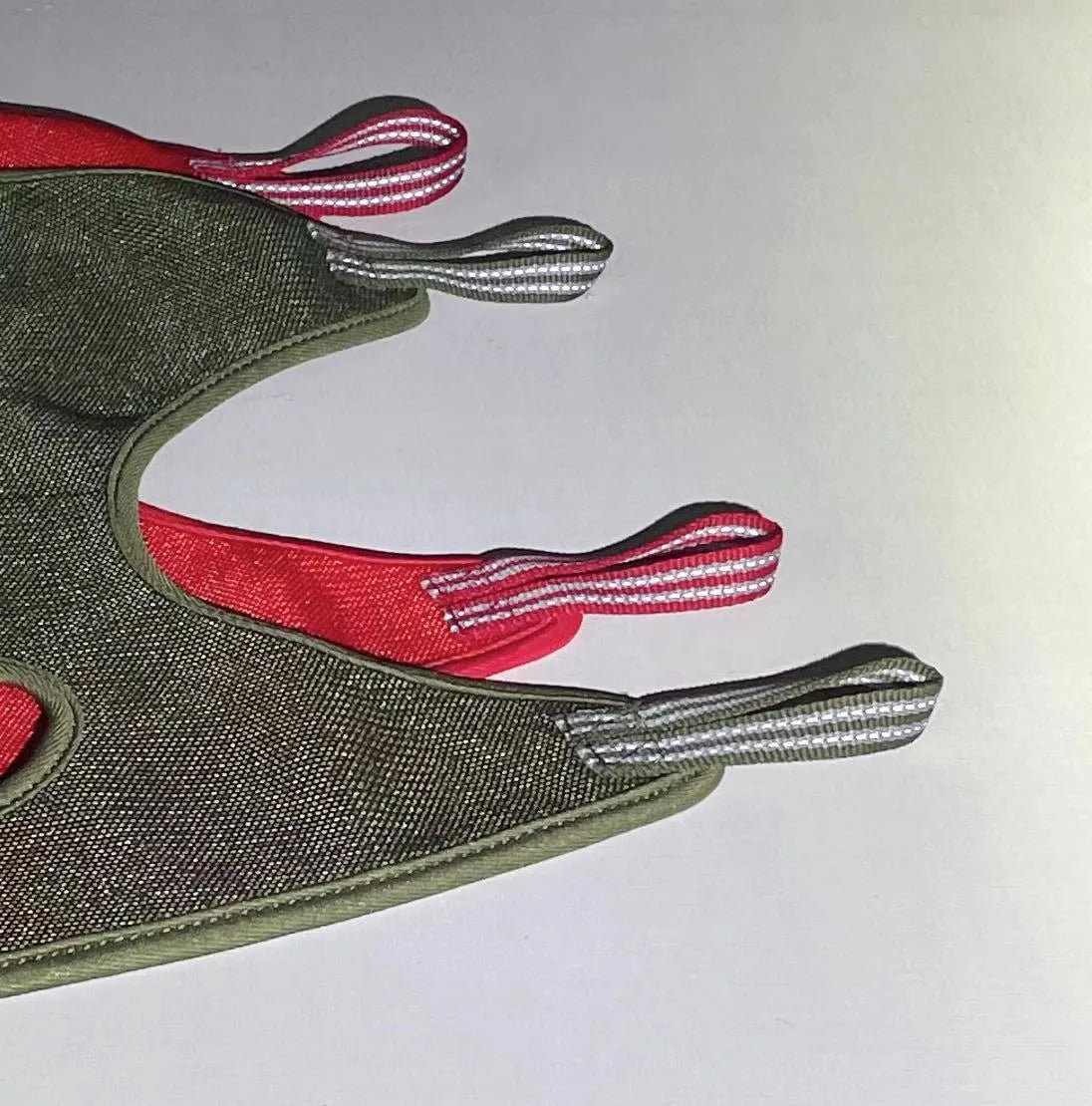 Cat and dog grooming hammock in breathable fabric with exposed paws and head for nail trimming