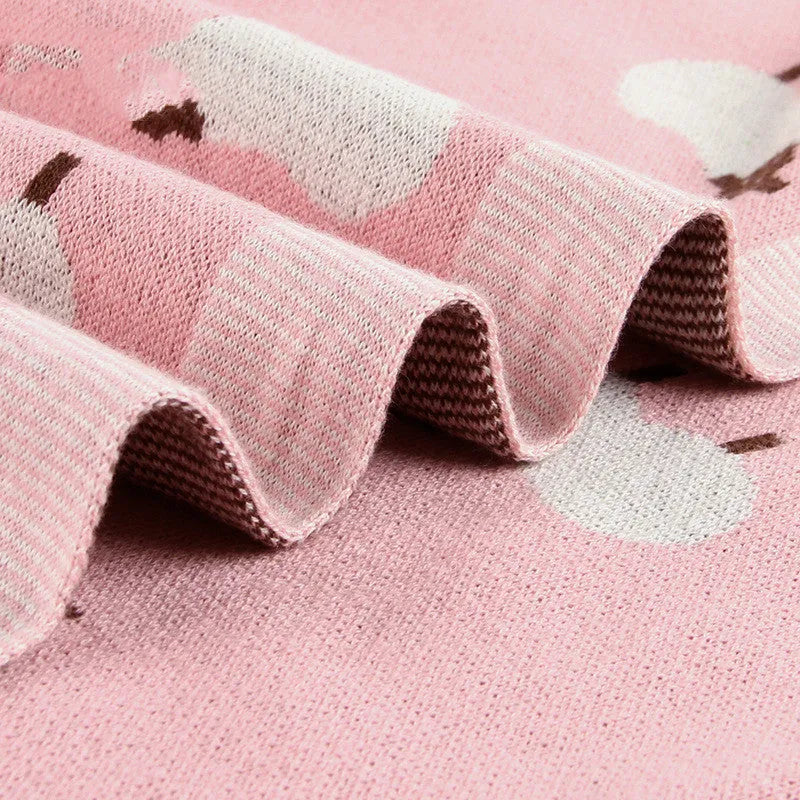 A pink 100x80 cm cotton baby blanket cover laid flat, designed to be windproof for infant cots.