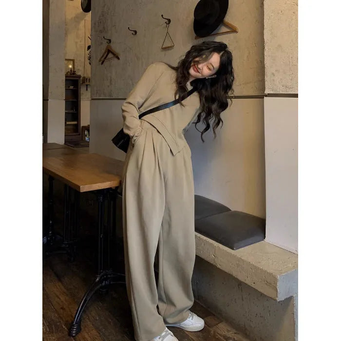 A loose-fitting khaki women's casual sports suit set with a long sleeve top and trousers.