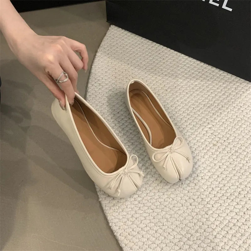 Women's black split-toe flat pump shoes with round toe and rubber sole