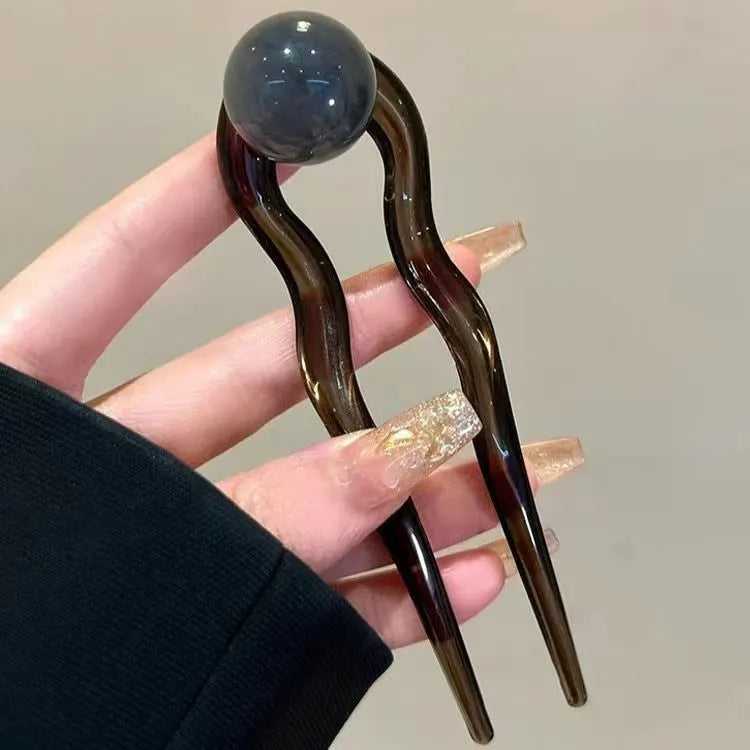 Simple retro-style U-shaped hair barrette made of acrylic in a beige colour.