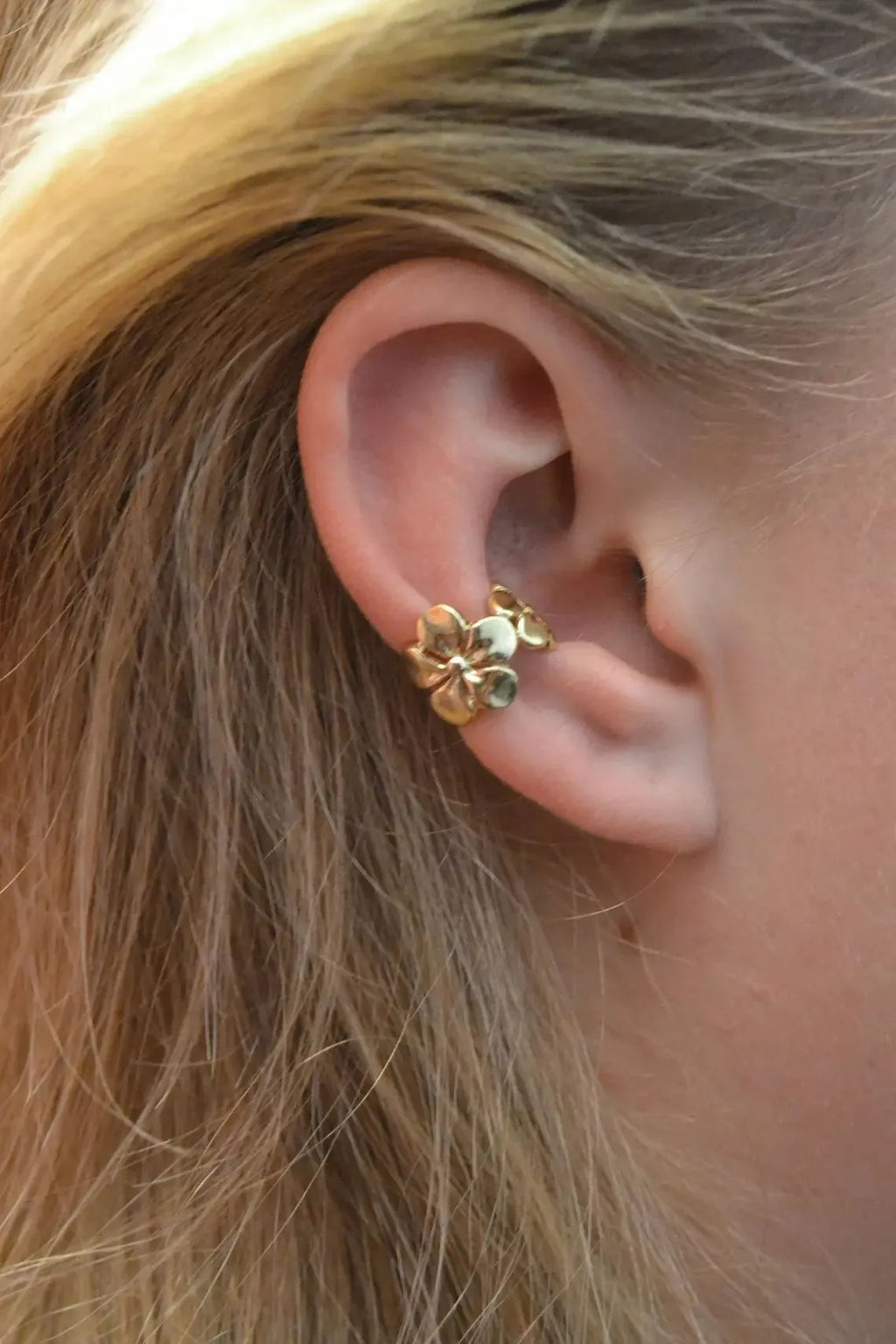 Gold-coloured women's earrings with starfish and conch designs on alloy posts.
