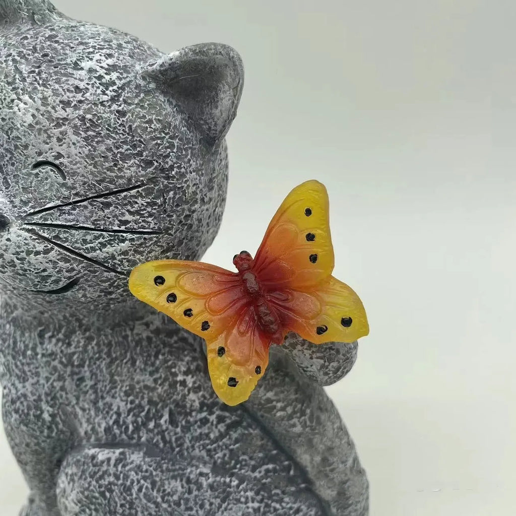 Outdoor solar lamp with cute kitten ornament in plastic and resin, 14x9x21cm, placed in garden setting
