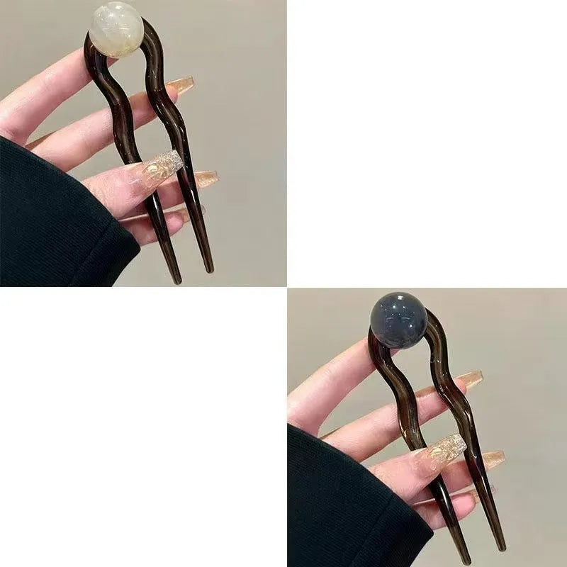 Simple retro-style U-shaped hair barrette made of acrylic in a beige colour.
