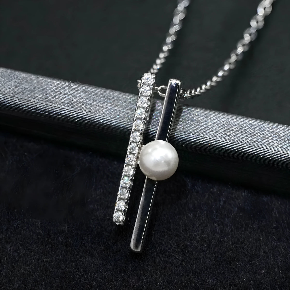 Silver pendant necklace for women with vertical pattern beads in white gold colour