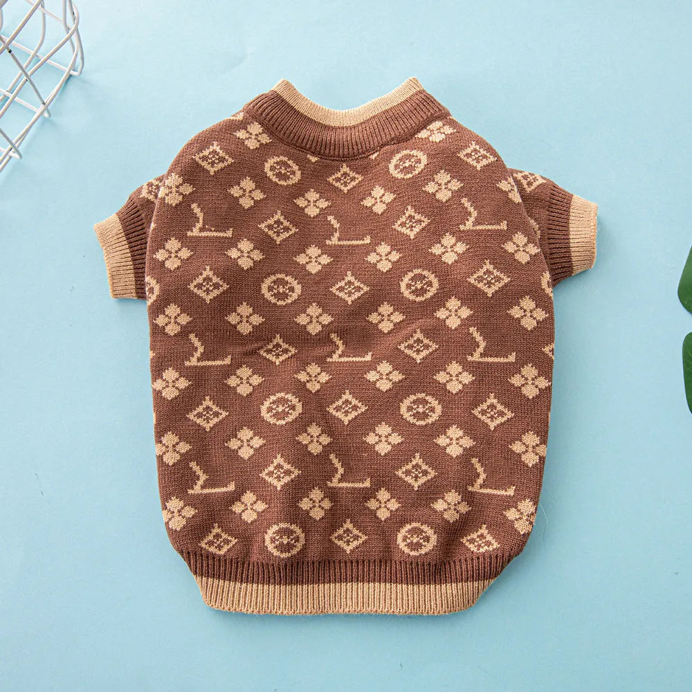 A thick wool dog sweater for autumn and winter in a monochrome colour.