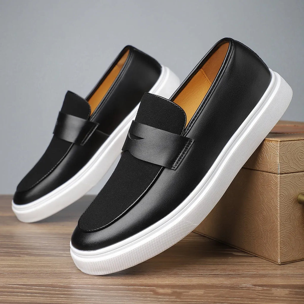Men's black slip-on gommino loafers with tassel decoration and round toe