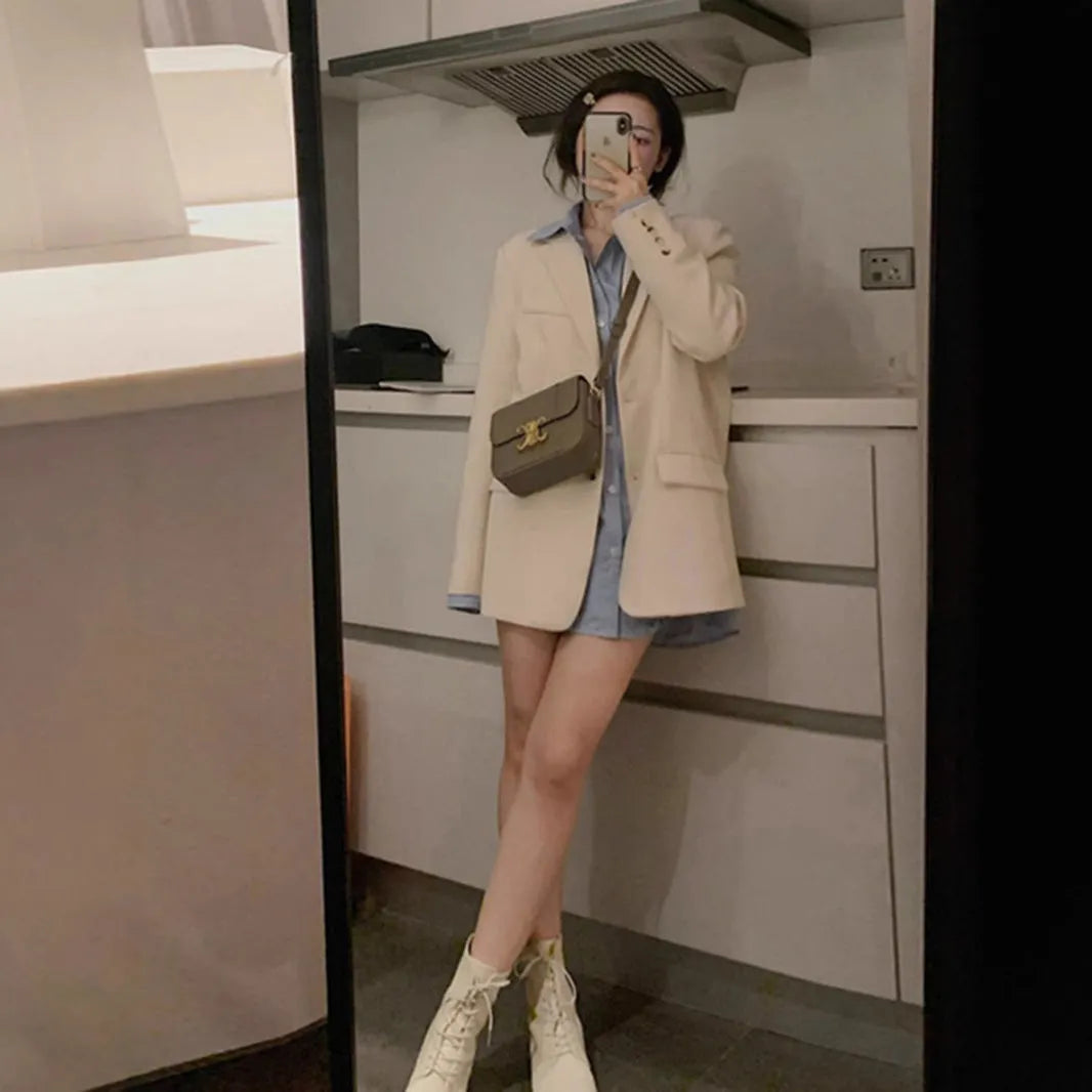 Korean style solid colour polyester small suit jacket with long sleeves and front pockets.