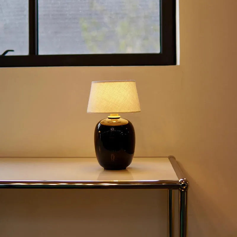 Wireless bedside charging lamp with built-in 1800mA battery in black