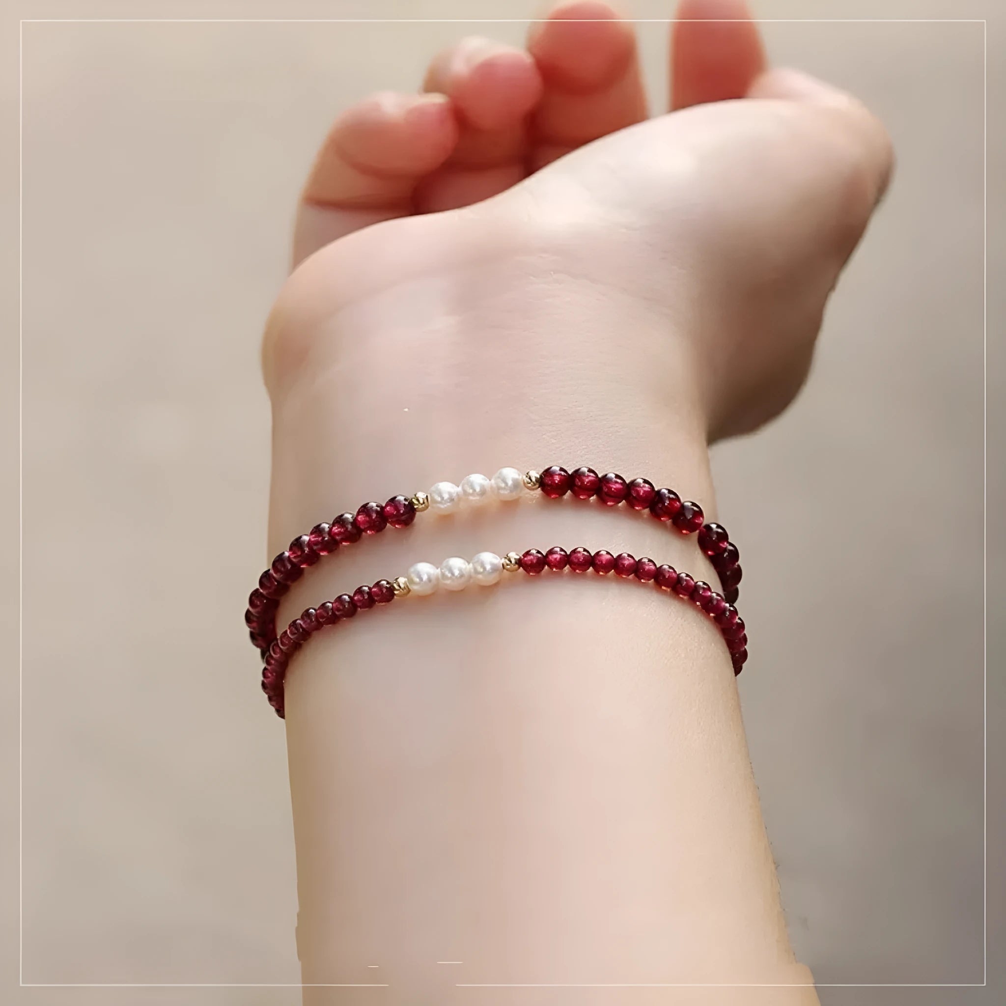 Women's elastic bracelet with 3mm Chinese garnet and artificial pearl crystal beads.