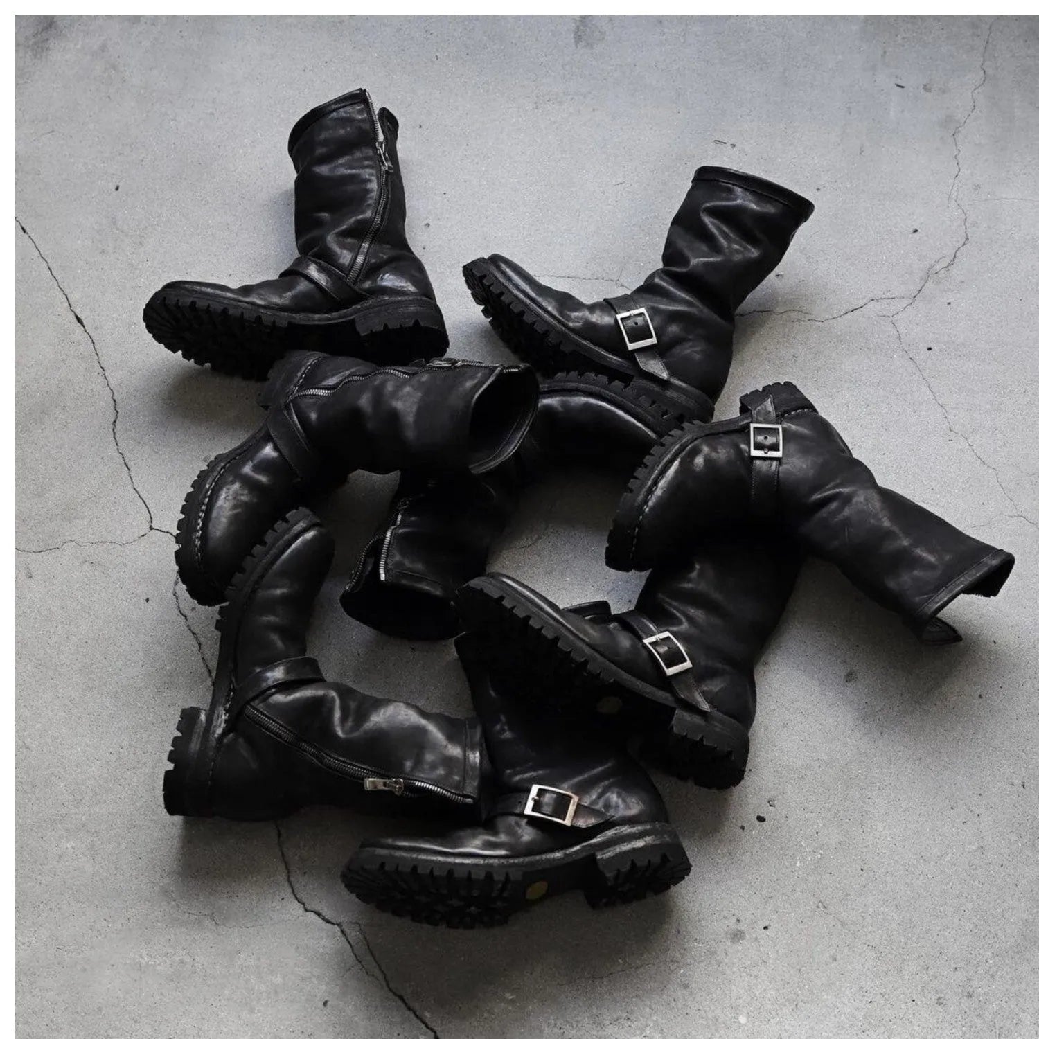 Men's dark style retro Martin boots with zipper closure and round toe in black colour options