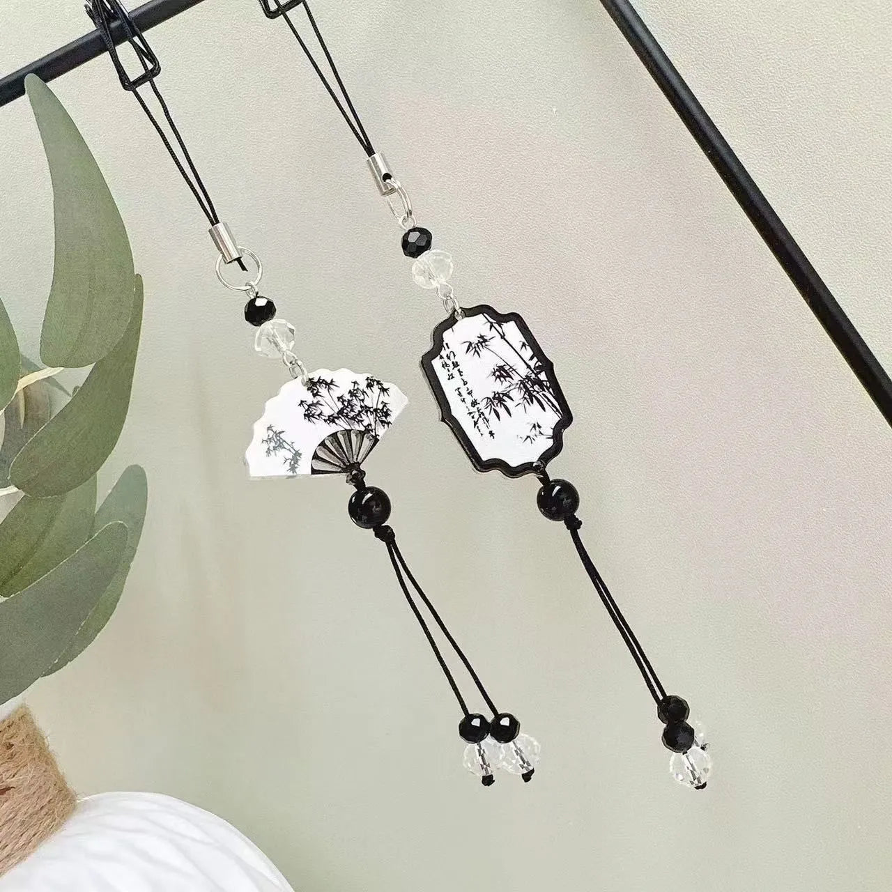 Guofeng Chinese style keychain with floral pattern on baked varnish beads